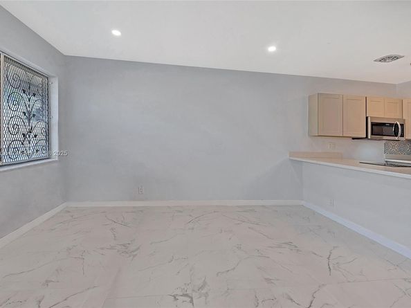 820 SW 11th Ave 14B, Hallandale Beach FL 33009