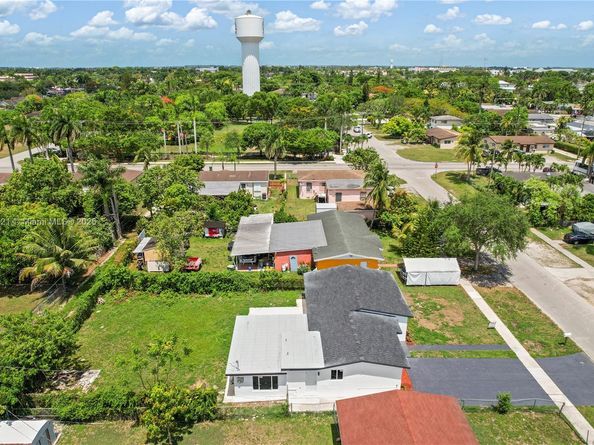 651 NW 9th St, Homestead FL 33030