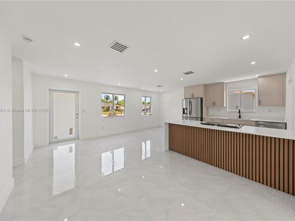 651 NW 9th St, Homestead FL 33030