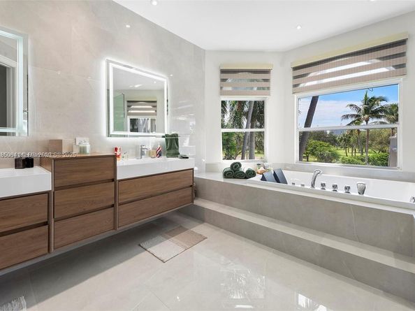 1031 Harbor Ct, Hollywood FL 33019