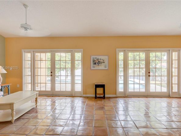 6255 Hawkes Bluff Ave, Davie FL 33331