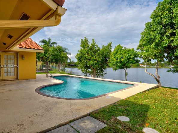 6255 Hawkes Bluff Ave, Davie FL 33331