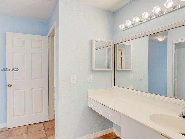 6255 Hawkes Bluff Ave, Davie FL 33331