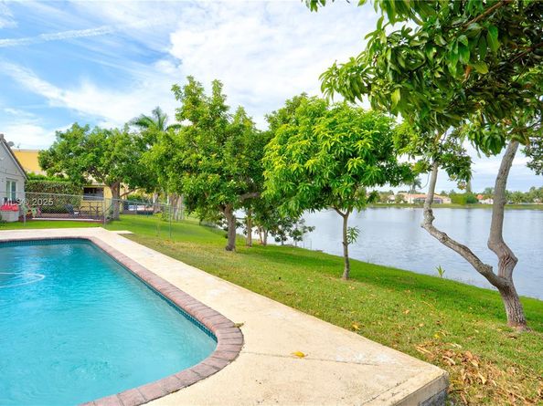 6255 Hawkes Bluff Ave, Davie FL 33331