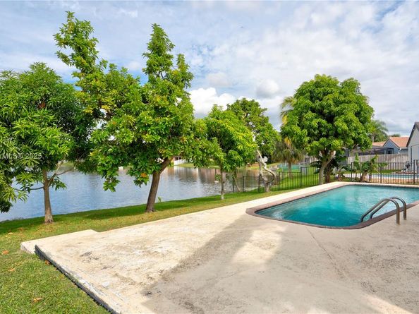 6255 Hawkes Bluff Ave, Davie FL 33331