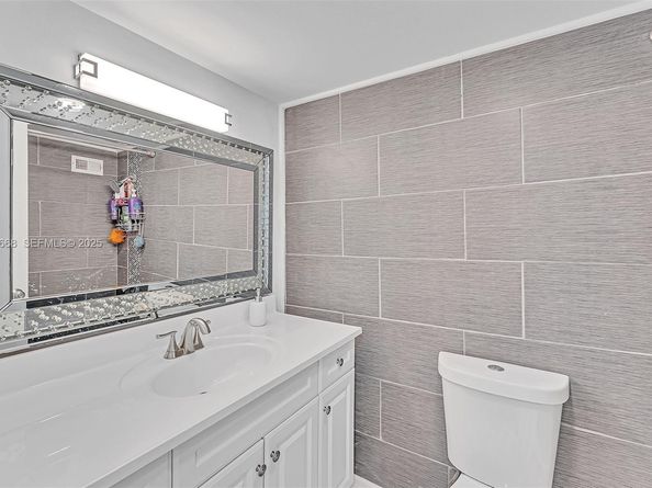 430 Golden Isles Dr 803, Hallandale Beach FL 33009