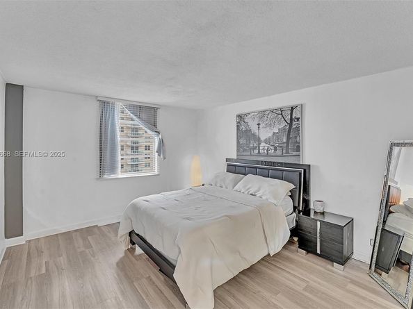 430 Golden Isles Dr 803, Hallandale Beach FL 33009