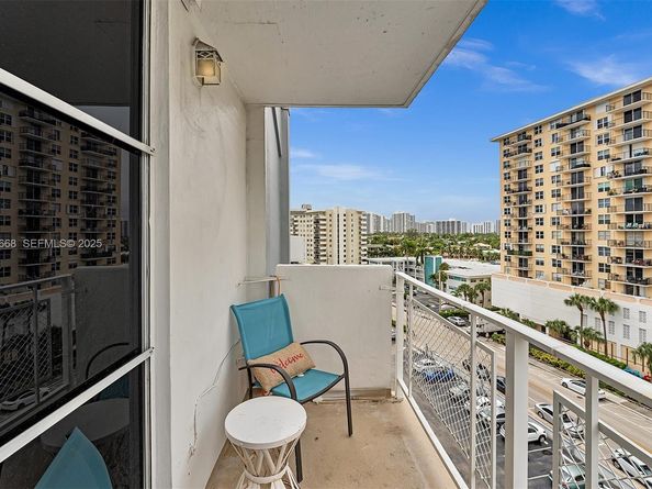 430 Golden Isles Dr 803, Hallandale Beach FL 33009