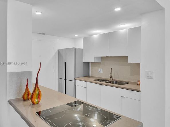 430 Golden Isles Dr 803, Hallandale Beach FL 33009