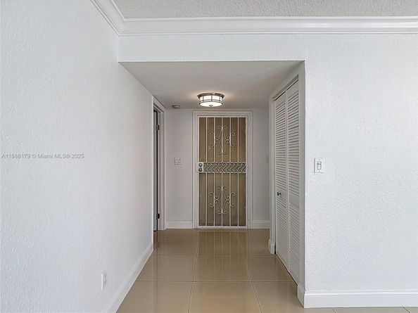 3552 Magellan Cir 122, Aventura FL 33180