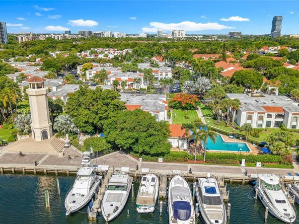 3552 Magellan Cir 122, Aventura FL 33180