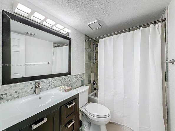 3552 Magellan Cir 122, Aventura FL 33180