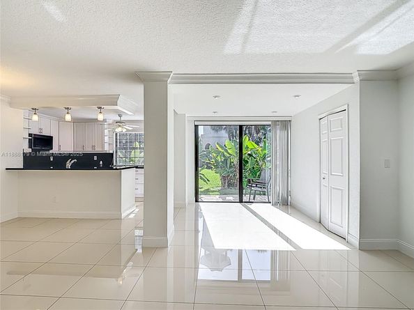 3552 Magellan Cir 122, Aventura FL 33180