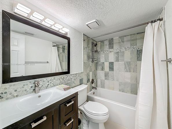 3552 Magellan Cir 122, Aventura FL 33180