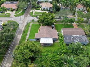 925 NE 4th St, Hallandale Beach FL 33009