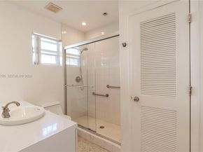 565 NE 160th Ter, Miami FL 33162