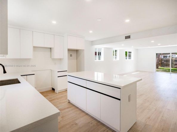2039 NE 172nd St, North Miami Beach FL 33162