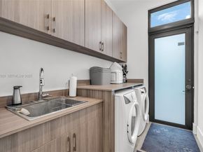 8271 SW 67th St, Miami FL 33143