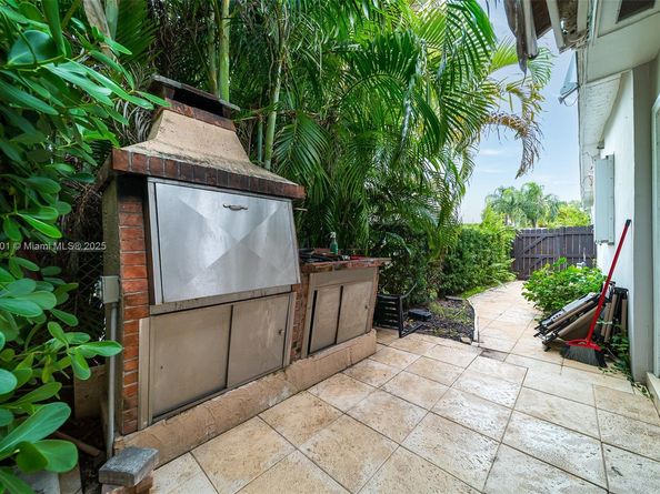 2340 NE 192nd St, Miami FL 33180