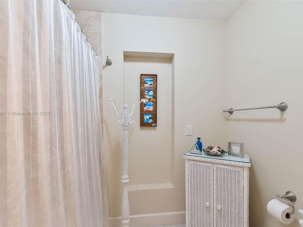 8330 SW 176th St, Palmetto Bay FL 33157