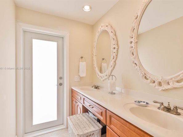 8330 SW 176th St, Palmetto Bay FL 33157