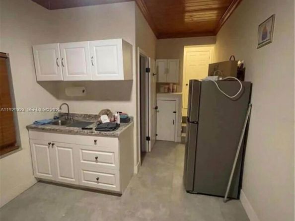 2241 SW 26th St, Miami FL 33133