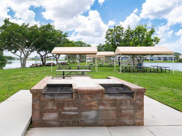 126 Canterbury  E 126, West Palm Beach FL 33417