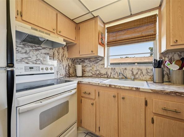 126 Canterbury  E 126, West Palm Beach FL 33417