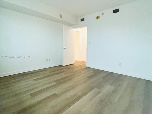 325 S Biscayne Blvd 3917, Miami FL 33131