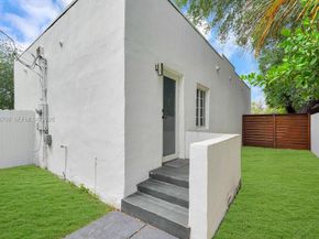 570 NW 48th St, Miami FL 33127