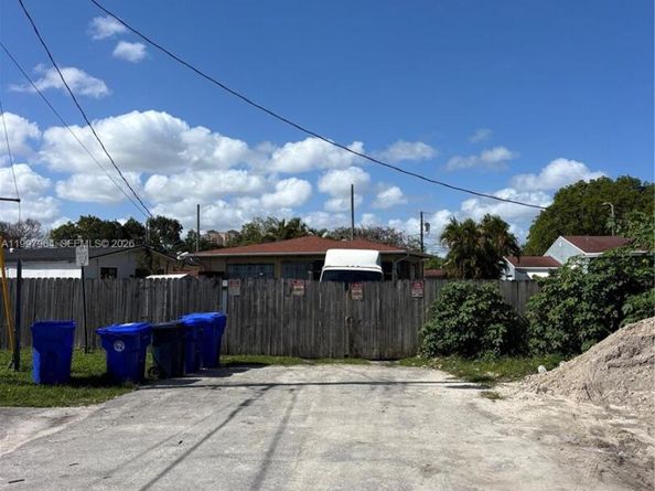 3180 SW 26th St, Miami FL 33133