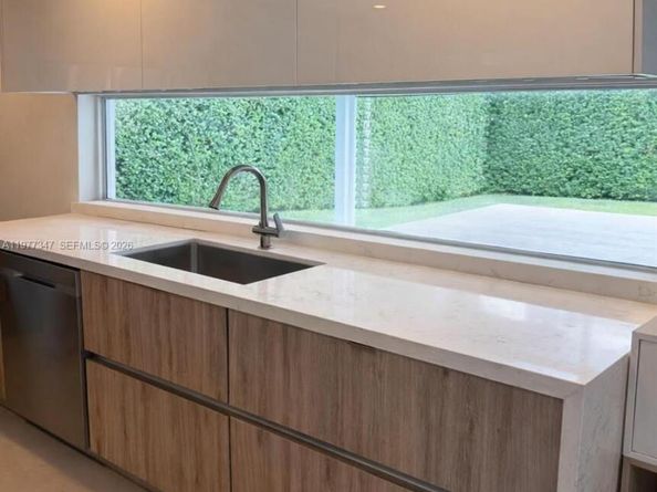 21015 NE 19th Ct, Miami FL 33179