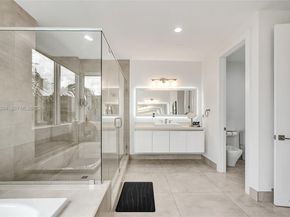 10223 NW 75th Ter, Doral FL 33178