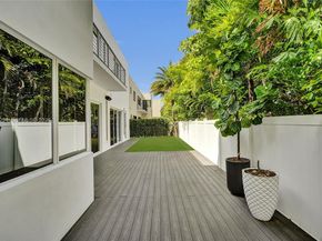 10223 NW 75th Ter, Doral FL 33178