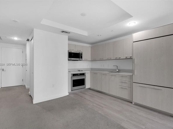 45 SW 9th St 2204, Miami FL 33130