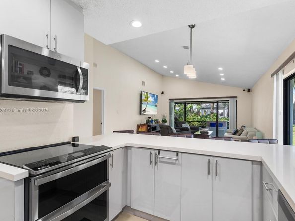 371 Fairway Cir 56, Weston FL 33326