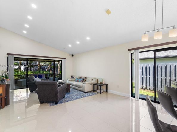 371 Fairway Cir 56, Weston FL 33326