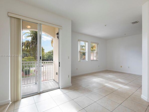 10022 NW 7th St 206, Miami FL 33172