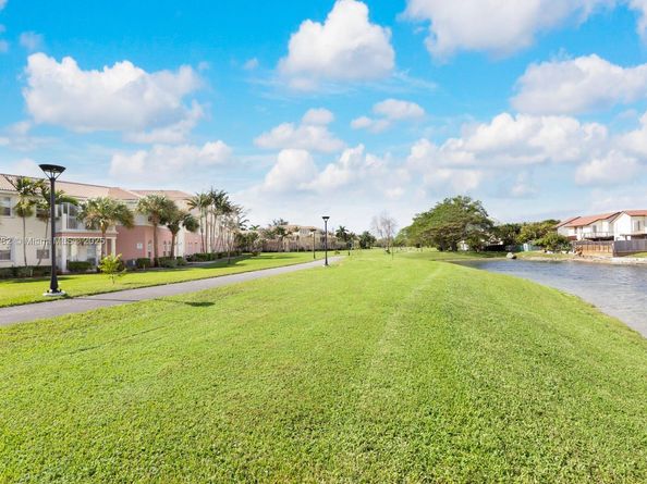 10022 NW 7th St 206, Miami FL 33172