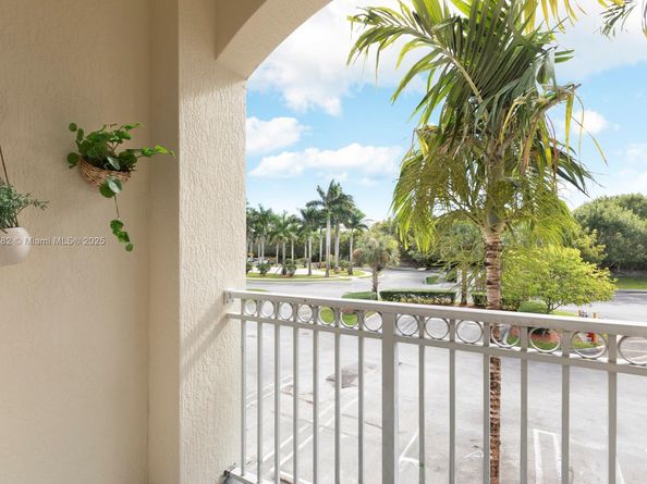 10022 NW 7th St 206, Miami FL 33172
