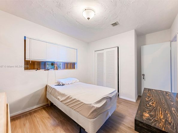 23 SW 8th St, Hallandale Beach FL 33009