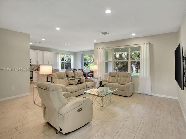 Undisclosed Address #A11871178, Hollywood FL 33021