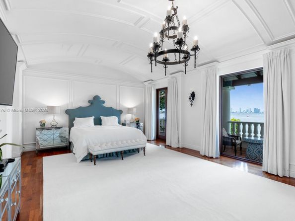 5396 N Bay Rd, Miami Beach FL 33140