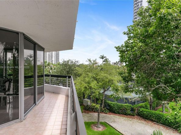 3600 Mystic Pointe Dr 407, Aventura FL 33180