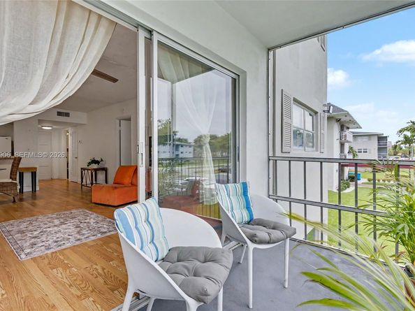 1000 Hillcrest Ct 215, Hollywood FL 33021