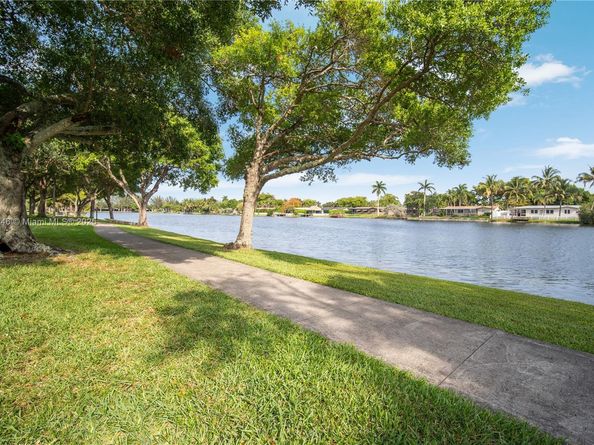 10760 Hickory Ave, Pembroke Pines FL 33026
