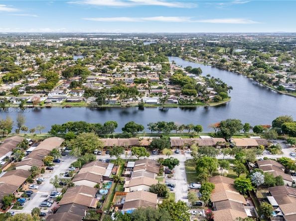 10760 Hickory Ave, Pembroke Pines FL 33026