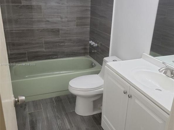 1024 SE 4th Ave 403, Dania Beach FL 33004
