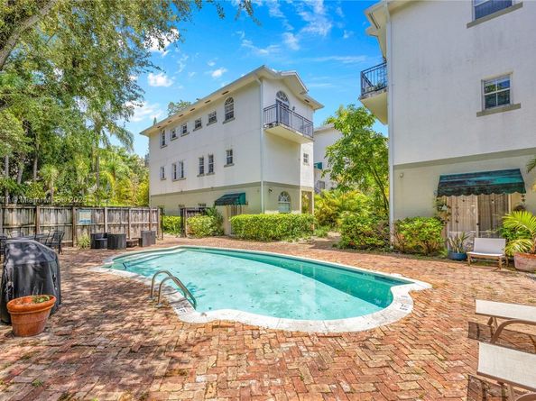 2850 Coconut Ave 15, Miami FL 33133