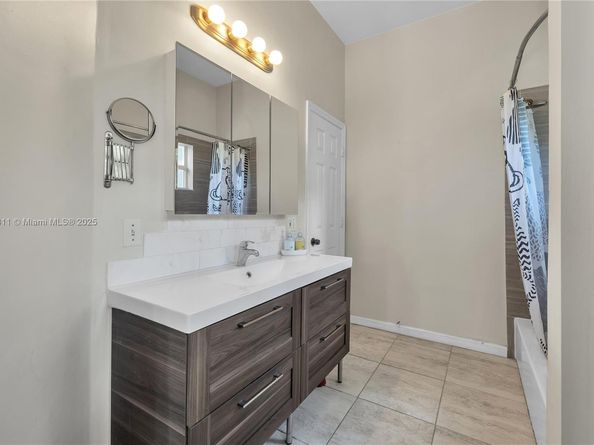 2850 Coconut Ave 15, Miami FL 33133